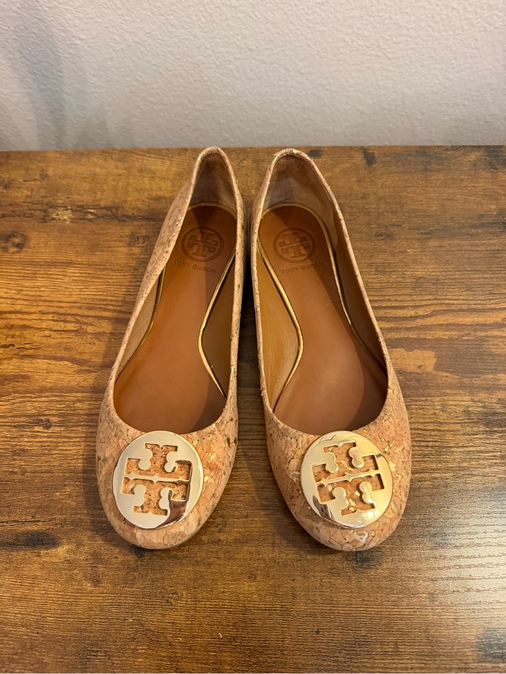 Tory Burch Cork Logo Ballet Flats in Cork/Tan